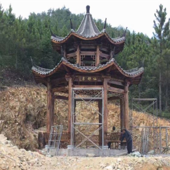 武汉木雕加工厂-武汉中式实木镂空花格仿古门窗雕花板屏风隔断加工案例