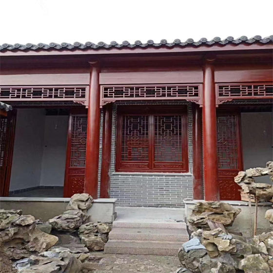 武汉木雕仿古门扇-武汉中式实木镂空花格仿古门窗雕花板屏风隔断加工案例